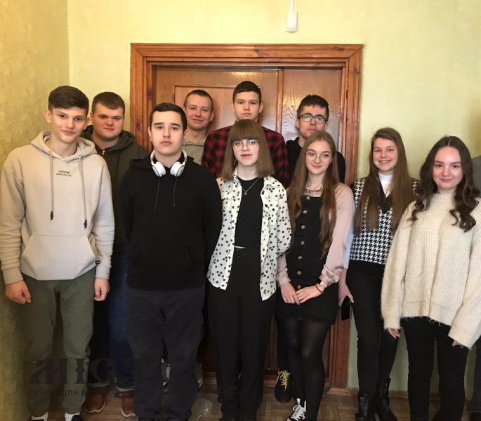 Призери олімпіад (справа- наліво ( перший ряд) Дарина Мисіюк, Анастасія Марчак, Наталія Маслюк, Андрій Бойко, Андрій Никонюк. Верхній ряд: Софія Шипелик, Влад Ничипор, Назар Лущакевич, Богдан Фель, 