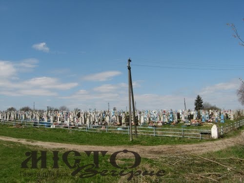 У Володимир-Волинській громаді до свят вивезуть сміття з 10 кладовищ 