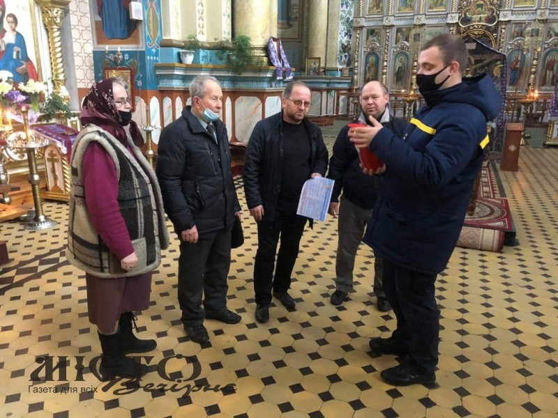 У Володимирі рятувальники провели профілактичну бесіду зі священиками щодо безпеки в храмі на Великдень 