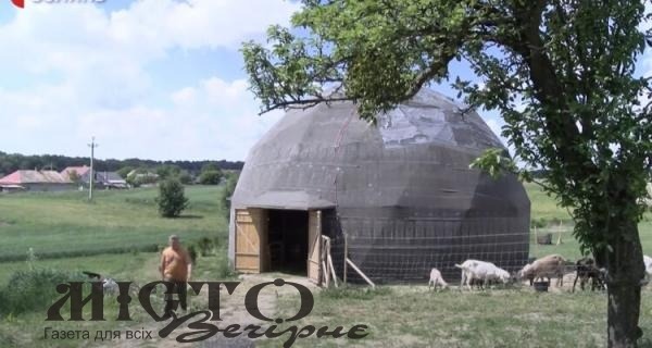 На Волині для кіз облаштували унікальну сферичну ферму 