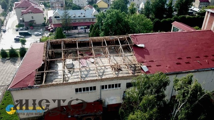 На Львівщині ураган повиривав дерева і поперекидав авто 