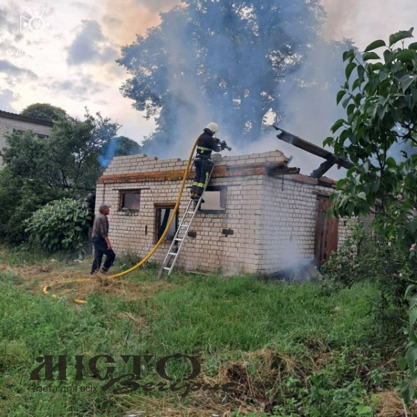 На Волині горіла господарська будівля 