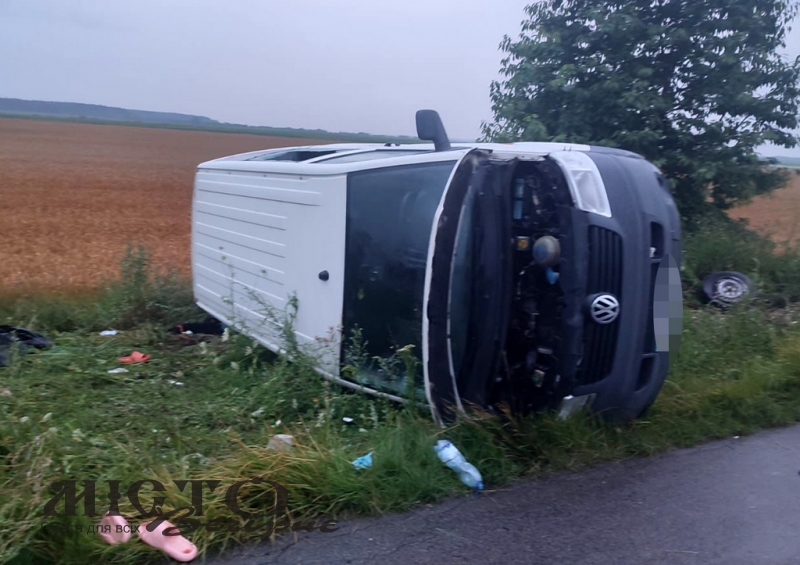 У Володимирському районі перекинувся бус із пасажирами, постраждали вісім людей 