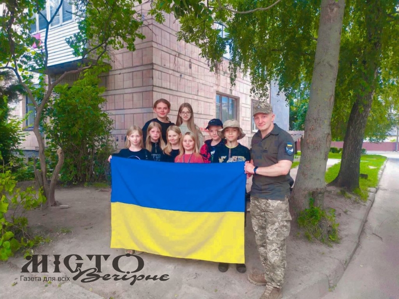 Володимирські школярі на імпровізованому блокпосту зібрали та передали 8,5 тис. грн для військових 