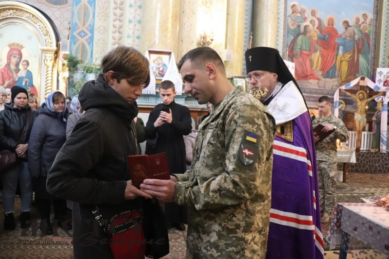 Рідним полеглих Героїв з 14 бригади вручили посмертні відзнаки - новини Володимир-Водинського Рідним полеглих Героїв з 14 бригади вручили посмертні відзнаки