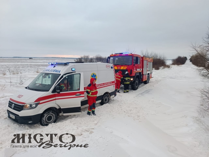 На Волині рятувальники витягли зі снігових заметів швидку та автобус з людьми 