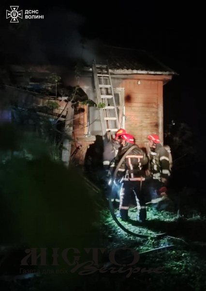 У Локачах врятували жінку з охопленого вогнем будинку - новини Володимир-Водинського У Локачах врятували жінку з охопленого вогнем будинку