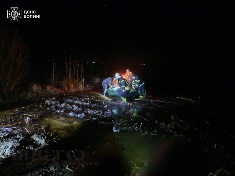 На Світязі рятувальники допомогли двом рибалкам вибратися з крижаної води 