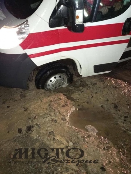 У Володимир-Волинському районі швидка застрягла у багнюці 