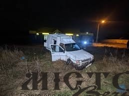 У П'ятиднях авто застрягло на колії та потрапило під потяг - новини Володимир-Водинського У П'ятиднях авто застрягло на колії та потрапило під потяг