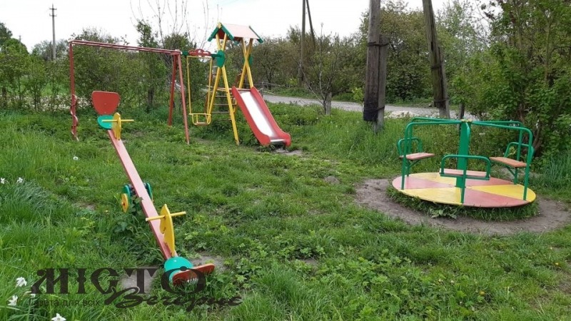У селі Селеськи встановили дитячий майданчик 
