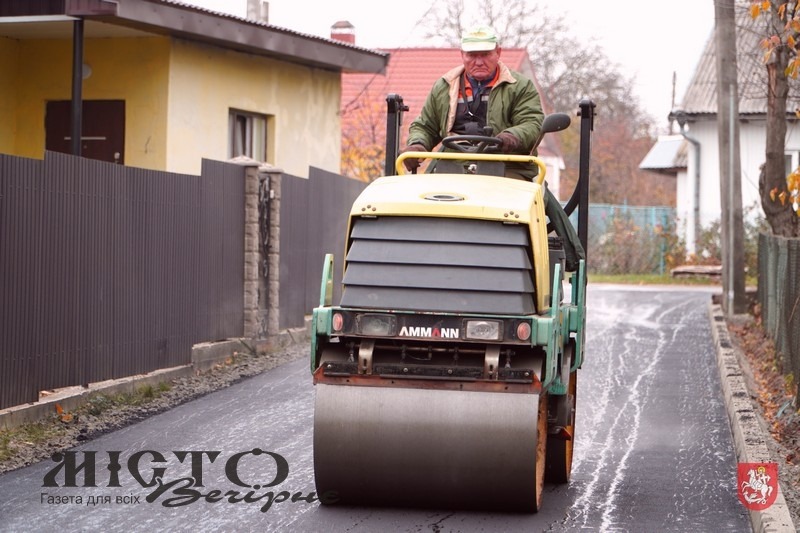 На бічних вулицях Володимира продовжується вкладання асфальту 