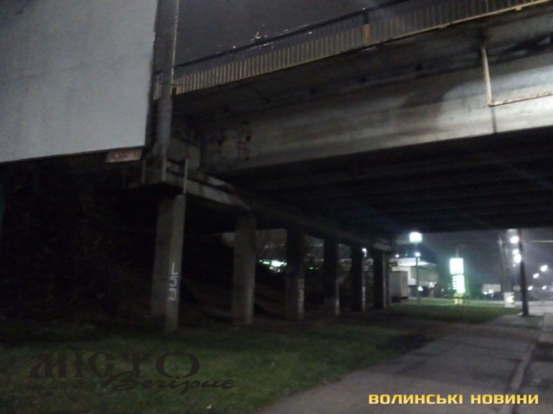 У Луцьку жінка впала з мосту 