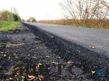 На відрізку дороги від Нововолинська до Благодатного завершили вкладати асфальт. 