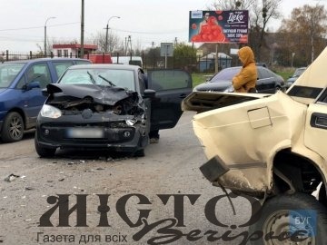 У Нововолинську Volkswagen влетів у «Жигулі». - новини Володимир-Водинського У Нововолинську Volkswagen влетів у «Жигулі».