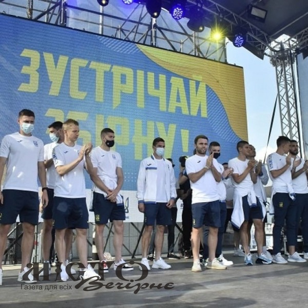 Фанати зустріли збірну України в «Борисполі» Гімном України та «Червоною рутою» 