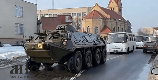 Володимиром-Волинським проїхала колона гвардійців з БТР   