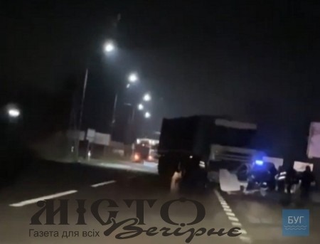 Біля села Володимирівка легковик потрапив під вантажівку, 2 людей загинули 