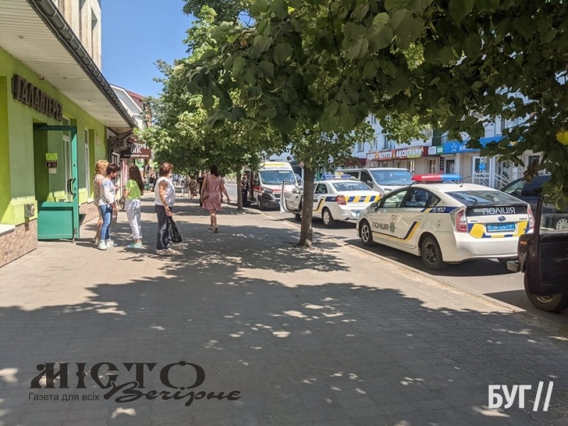 У Володимирі до ювелірного магазину приїжджали кілька екіпажів поліції і швидка 