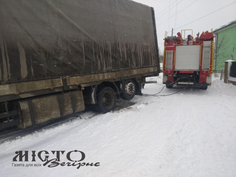 Рятувальники витягли кілька автівок зі снігових заметів на дорогах Володимирщини 