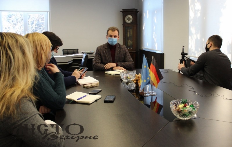 Провалля біля міської ради, протипожежна безпека закладів освіти, каналізування міста: про що говорили з міським головою 