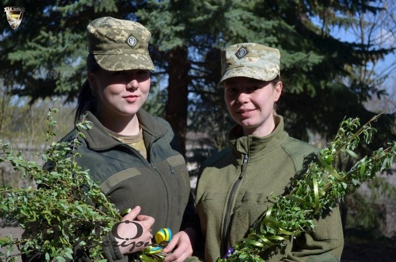 Військові-захисники з 14 ОБМр передали вітання з Вербною неділею зі Сходу України 