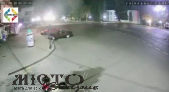 Невідомий узявся облаштовувати дорогу в центрі Володимира цеглою, дошками та сміттям 