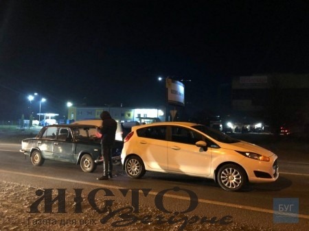 У Нововолинську п’яний водій ВАЗ врізався у Форд 