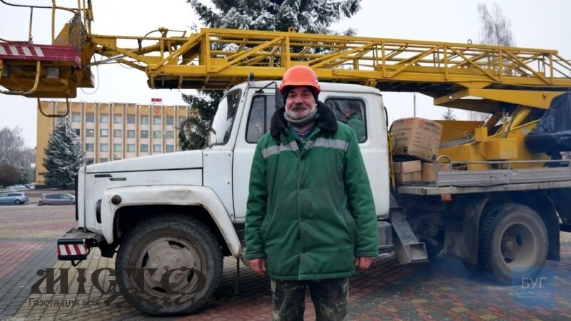 Працівник комунального підприємства 30 років прикрашає ялинку у Нововолинську 