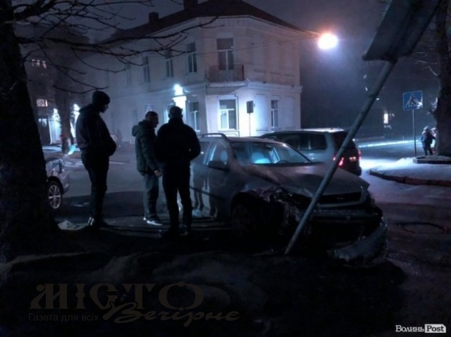 У Луцьку на перехресті зіткнулися 2 авто 
