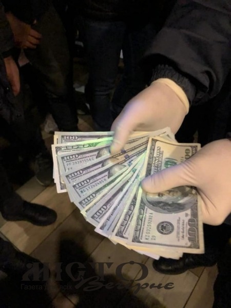 На Волині посадовця фіскальної служби затримали на хабарі у 2000 доларів 