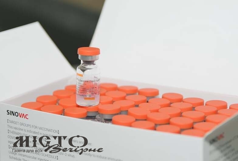 Першочергово вакциною CoronaVac щеплюватимуть освітян, залучених до ЗНО 