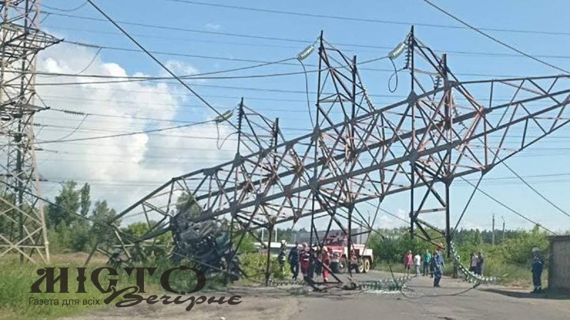 У Києві вантажівка без водія влетіла в опору 