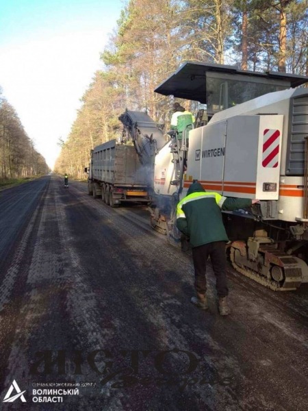 На Волині укладають асфальт: водіїв попередили про ускладнений рух 