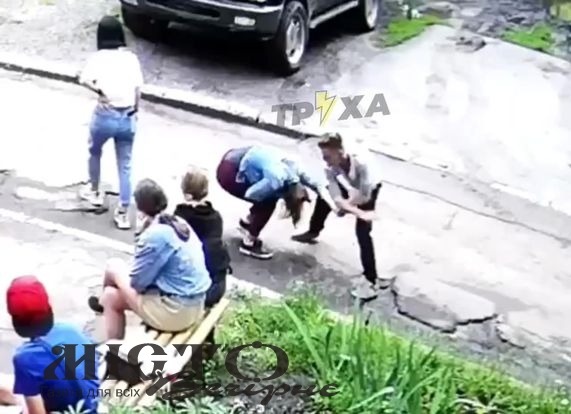 У Харкові хлопець жорстоко побив дівчину на очах у ровесників 