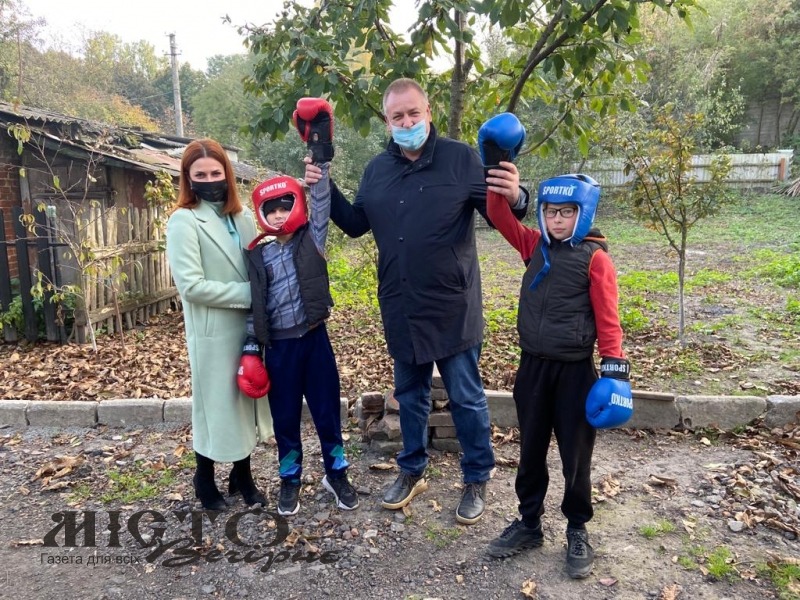  Діти двох сімей із Володимира-Волинського отримали до свята подарунки 