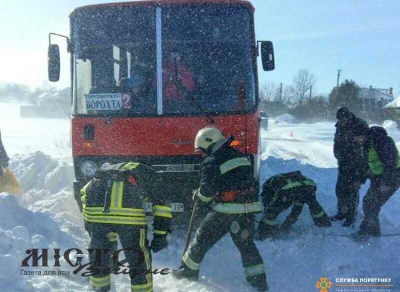 На Тернопільщині з дороги злетів автобус з 50-ма пасажирами 