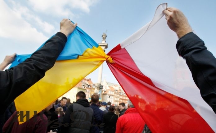Польща за свій рахунок вакцинує українців на своїй території 