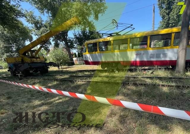 В Одесі під трамвай затягнуло чоловіка, який косив траву 
