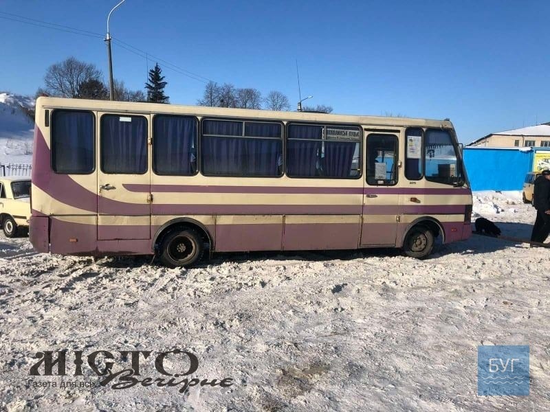 У Володимирі на автостанції в снігу застряг пасажирський автобус 