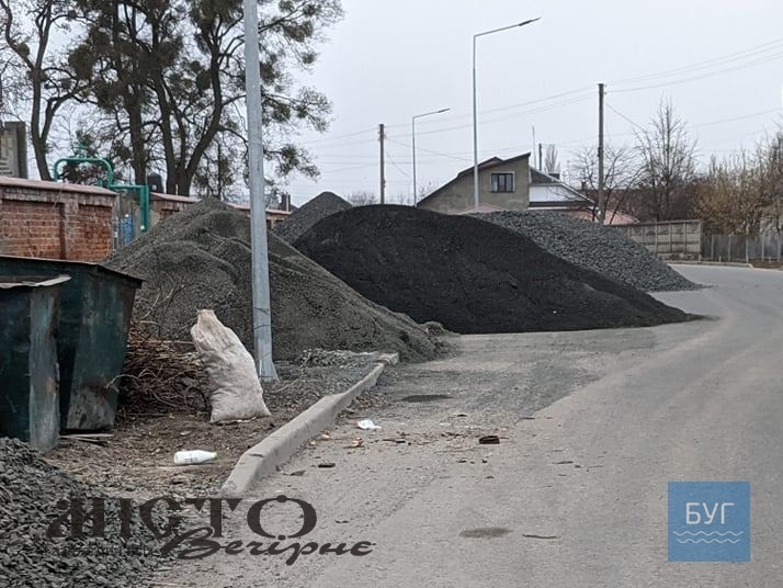 У Володимирі посеред проїжджої частини висипали гори щебеню 