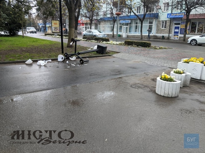 У центрі Володимира автомобіль збив опору вуличного освітлення 