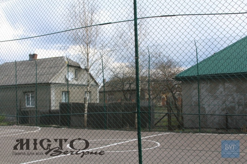 У Володимирі огородили спортивний майданчик у дворі багатоповерхівки на вулиці Ковельській 