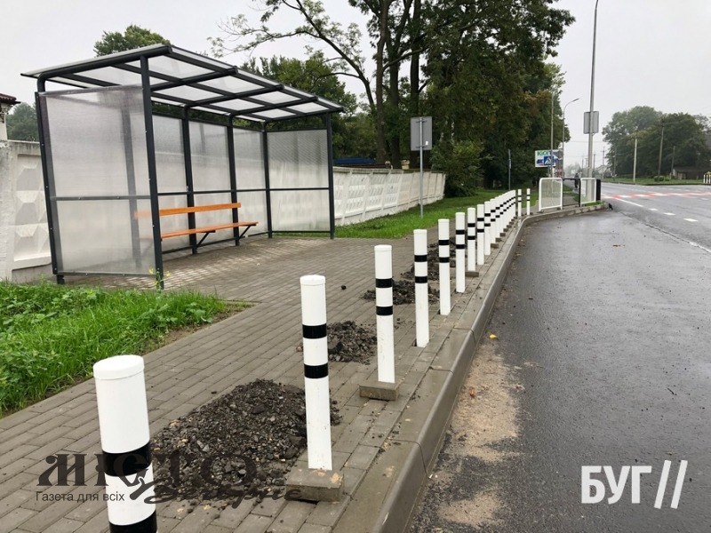 У Володимирі на вулиці Устилузькій біля зупинок встановили нові стовпчики - новини Володимир-Водинського У Володимирі на вулиці Устилузькій біля зупинок встановили нові стовпчики