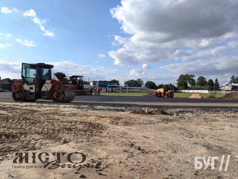У Володимирі на стадіоні завершують асфальтування бігових доріжок 