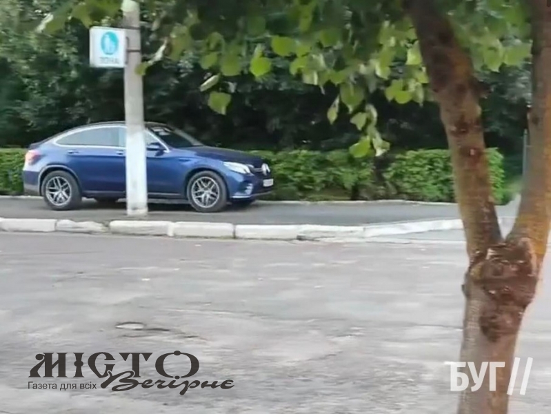 В Іваничах водій так поспішав до ресторану, що їхав по тротуару для пішоходів 
