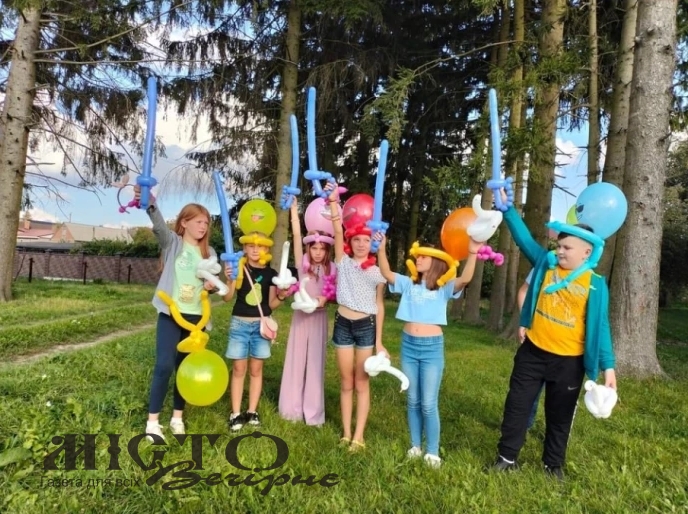 У Затурцях діти навчались виготовляти фігурки з надувних кульок 