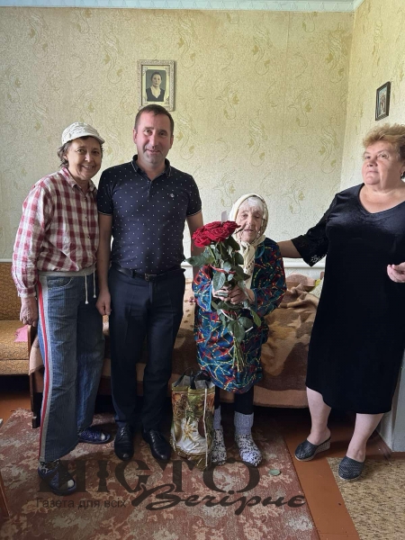 У Зимнівській громаді привітали ювілярку з 90-річчям 