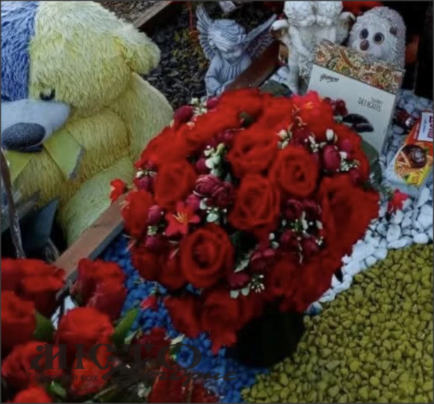 У Нововолинську з могили військового вкрали вазу із квітами 