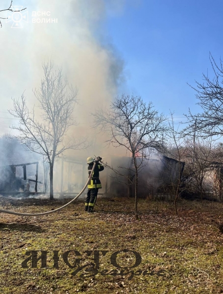 На дачному масиві Нововолинської громади від сухої трави загорілася господарська споруда 